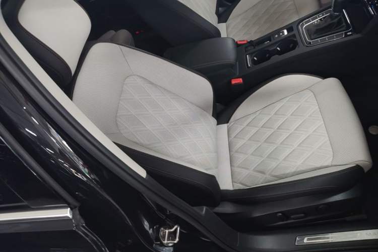 Used Volkswagen Magotan 2023 2 Million Units Commemorative Edition 330TSI DSG Luxury Version Right Front Seat