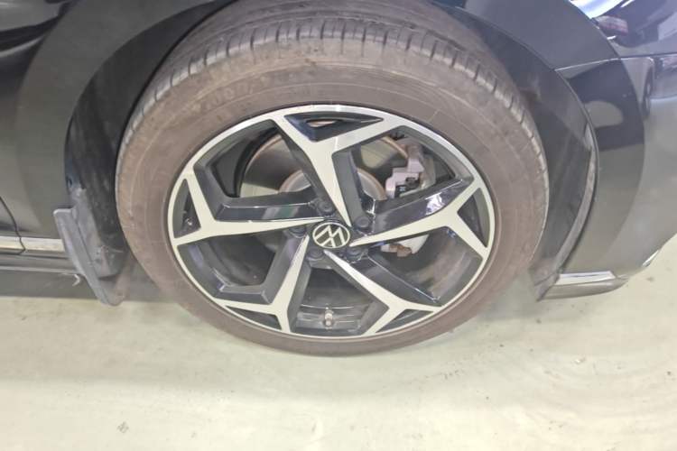 Used Volkswagen Magotan 2023 2 Million Units Limited Edition 330TSI DSG Leading Version Right Front Wheel Hub