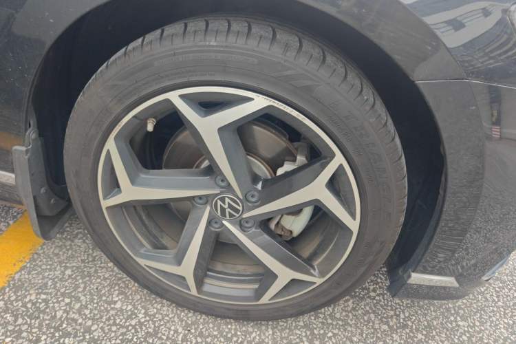 Used Volkswagen Magotan 2023 2 Million Units Commemorative Edition 330TSI DSG Luxury Version Right Front Wheel Hub