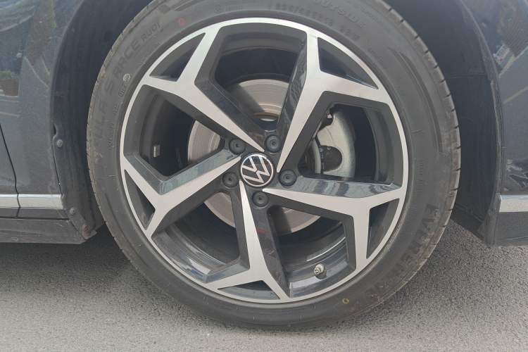 Used Volkswagen Magotan 2023 2 Million Units Commemorative Edition 330TSI DSG Luxury Version Right Front Wheel Hub