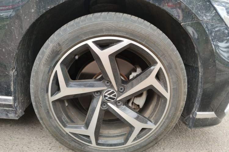 Used Volkswagen Magotan 2023 2 Million Units Limited Edition 330TSI DSG Leading Version Right Front Wheel Hub