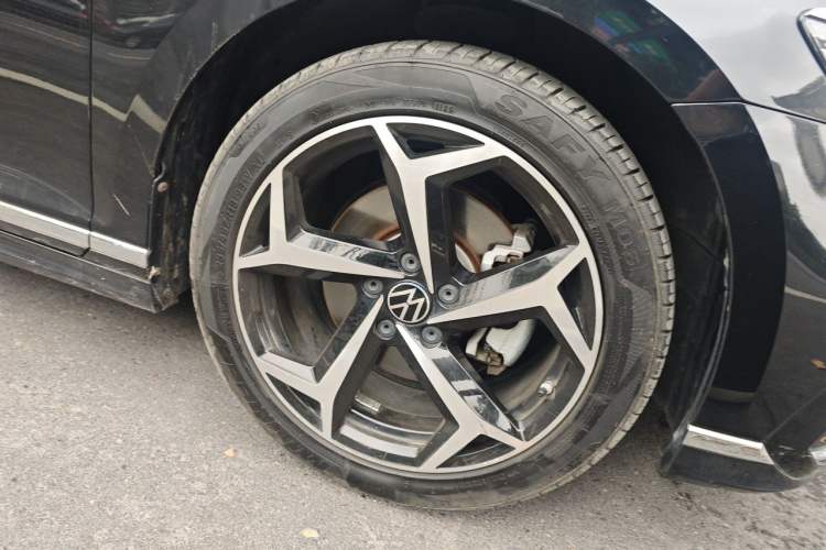 Used Volkswagen Magotan 2023 2 Million Units Commemorative Edition 330TSI DSG Luxury Version Right Front Wheel Hub