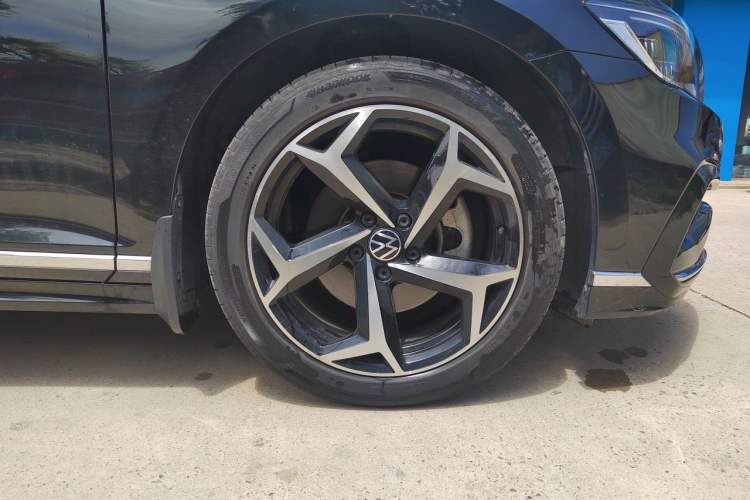 Used Volkswagen Magotan 2023 2 Million Units Limited Edition 330TSI DSG Leading Version Right Front Wheel Hub