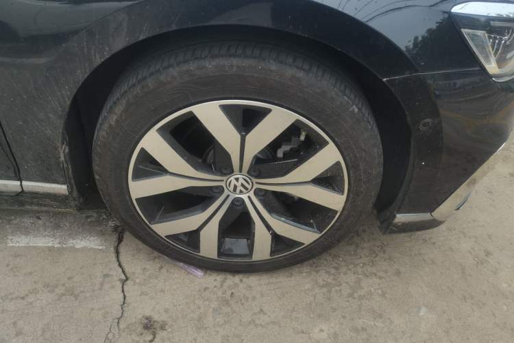 Used Volkswagen Magotan 2023 2 Million Units Limited-Edition 380TSI DSG Flagship Version Right Front Wheel Hub
