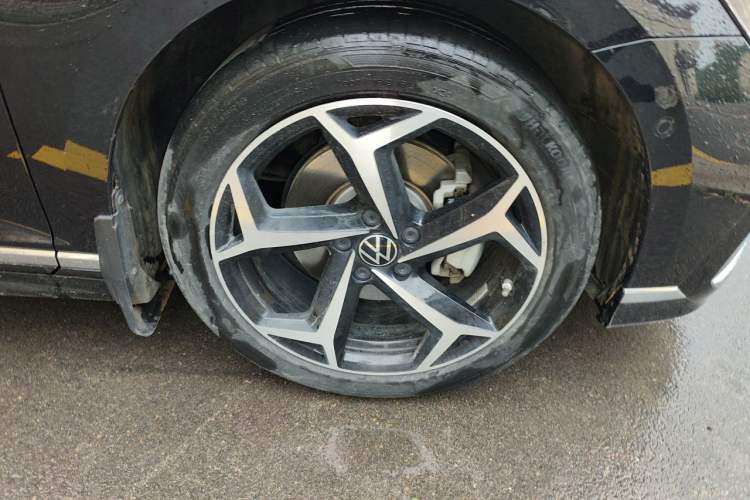 Used Volkswagen Magotan 2023 2 Million Units Limited-Edition 380TSI DSG Flagship Version Right Front Wheel Hub