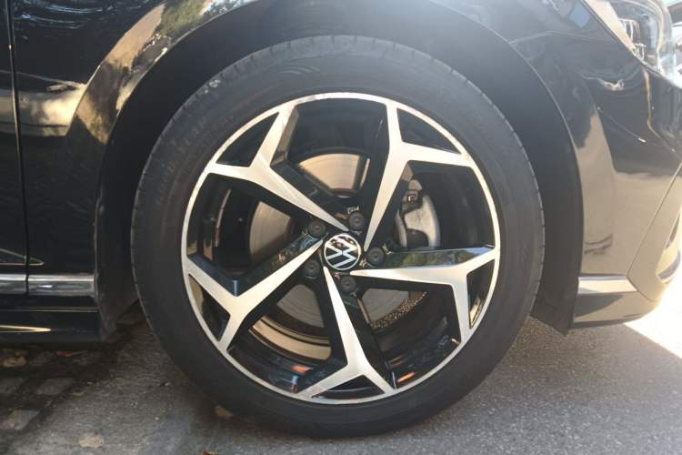 Used Volkswagen Magotan 2023 2 Million Units Limited Edition 330TSI DSG Leading Version Right Front Wheel Hub