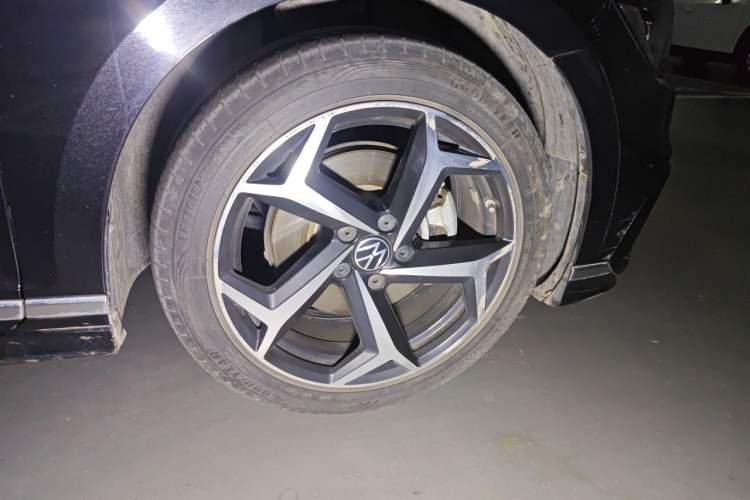 Used Volkswagen Magotan 2023 2 Million Units Commemorative Edition 330TSI DSG Luxury Version Right Front Wheel Hub