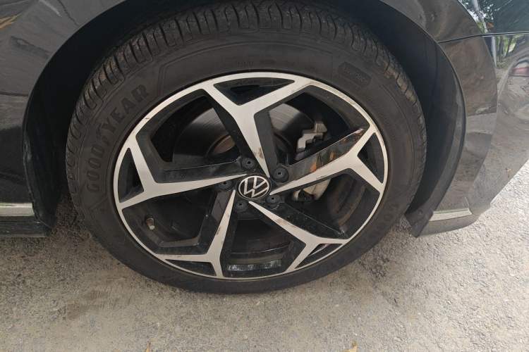 Used Volkswagen Magotan 2023 2 Million Units Commemorative Edition 330TSI DSG Luxury Version Right Front Wheel Hub