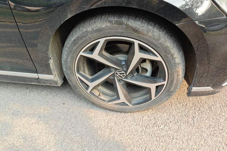 Used Volkswagen Magotan 2023 2 Million Units Limited Edition 330TSI DSG Leading Version Right Front Wheel Hub