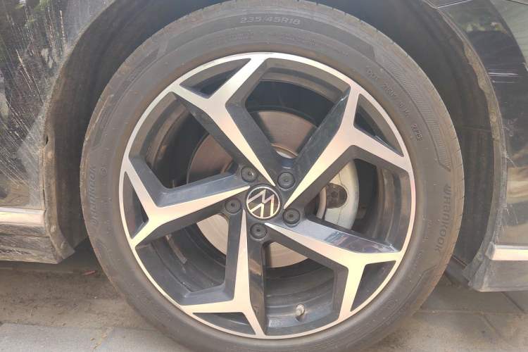 Used Volkswagen Magotan 2023 2 Million Units Commemorative Edition 330TSI DSG Luxury Version Right Front Wheel Hub
