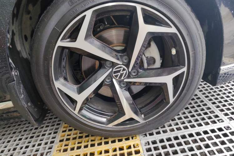 Used Volkswagen Magotan 2023 2 Million Units Commemorative Edition 330TSI DSG Luxury Version Right Front Wheel Hub