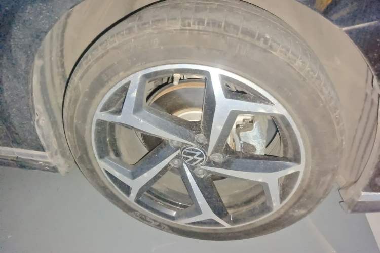 Used Volkswagen Magotan 2023 2 Million Units Commemorative Edition 330TSI DSG Luxury Version Right Front Wheel Hub