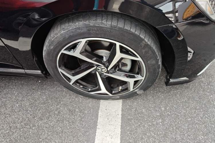 Used Volkswagen Magotan 2023 2 Million Units Commemorative Edition 330TSI DSG Luxury Version Right Front Wheel Hub
