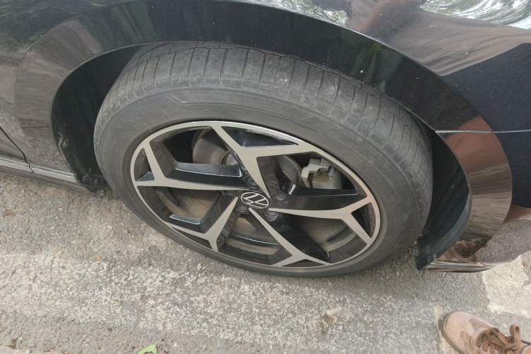 Used Volkswagen Magotan 2023 2 Million Units Limited Edition 330TSI DSG Leading Version Right Front Wheel Hub