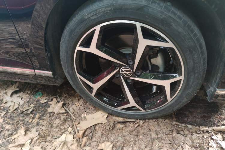 Used Volkswagen Magotan 2023 2 Million Units Limited Edition 330TSI DSG Leading Version Right Front Wheel Hub