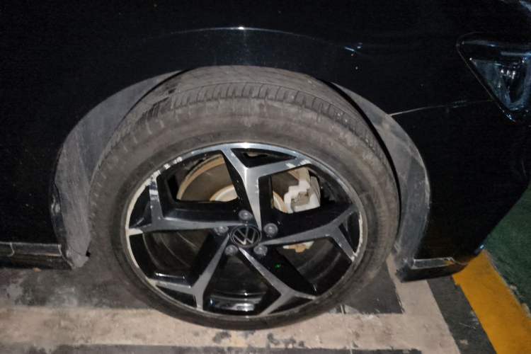 Used Volkswagen Magotan 2023 2 Million Units Limited Edition 330TSI DSG Leading Version Right Front Wheel Hub