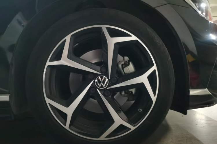 Used Volkswagen Magotan 2023 2 Million Units Commemorative Edition 330TSI DSG Luxury Version Right Front Wheel Hub