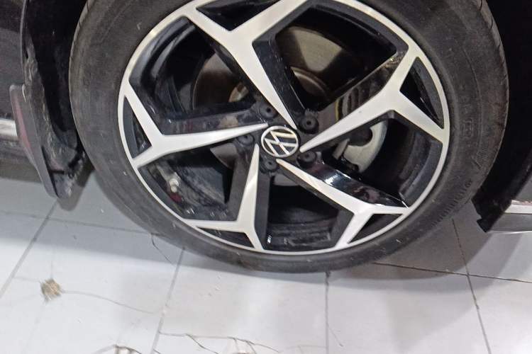 Used Volkswagen Magotan 2023 2 Million Units Commemorative Edition 330TSI DSG Luxury Version Right Front Wheel Hub