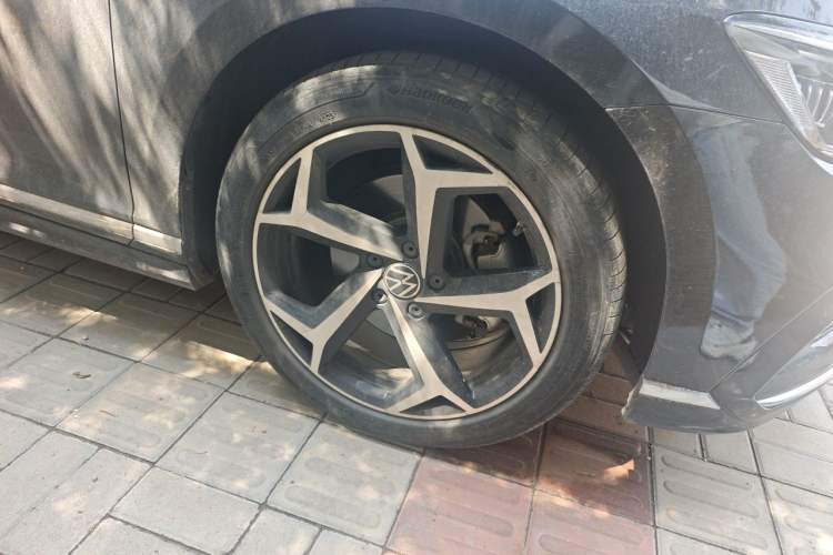 Used Volkswagen Magotan 2023 2 Million Units Commemorative Edition 330TSI DSG Luxury Version Right Front Wheel Hub