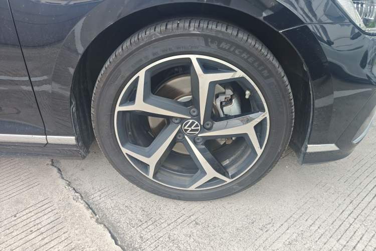 Used Volkswagen Magotan 2023 2 Million Units Commemorative Edition 330TSI DSG Luxury Version Right Front Wheel Hub