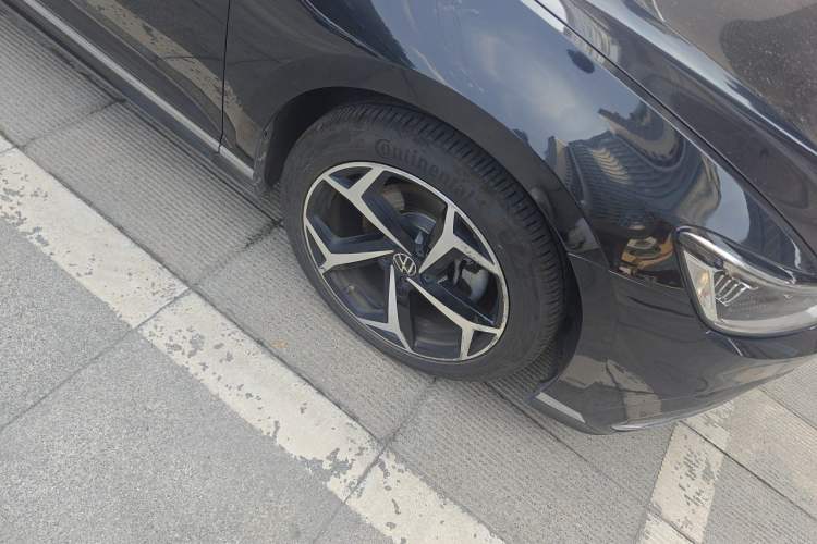 Used Volkswagen Magotan 2023 2 Million Units Commemorative Edition 330TSI DSG Luxury Version Right Front Wheel Hub