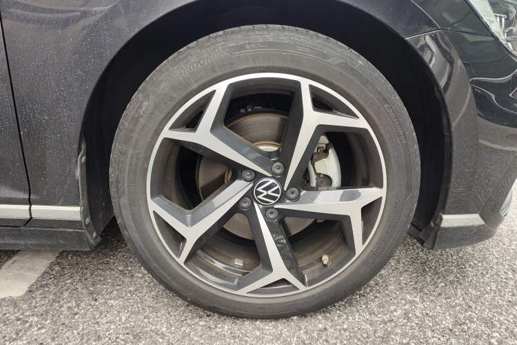 Used Volkswagen Magotan 2023 2 Million Units Commemorative Edition 330TSI DSG Luxury Version Right Front Wheel Hub