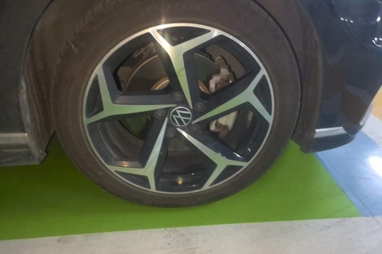 Used Volkswagen Magotan 2023 2 Million Units Commemorative Edition 330TSI DSG Luxury Version Right Front Wheel Hub