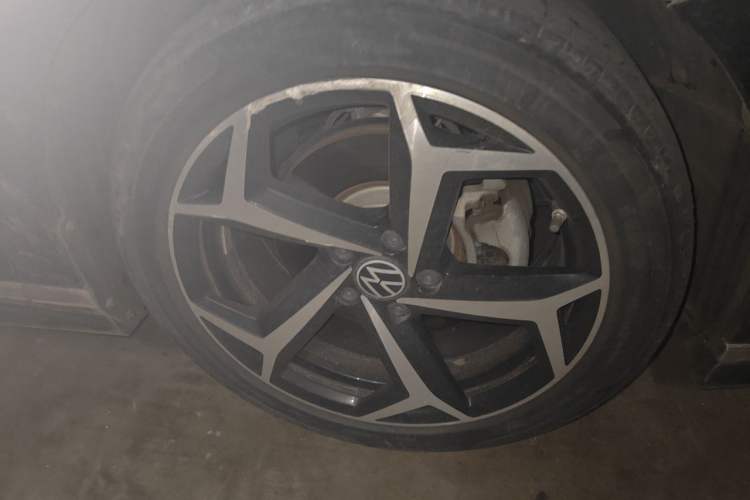 Used Volkswagen Magotan 2023 2 Million Units Commemorative Edition 330TSI DSG Luxury Version Right Front Wheel Hub