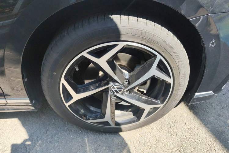 Used Volkswagen Magotan 2023 2 Million Units Limited-Edition 380TSI DSG Flagship Version Right Front Wheel Hub
