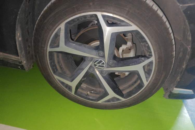 Used Volkswagen Magotan 2023 2 Million Units Commemorative Edition 330TSI DSG Luxury Version Right Front Wheel Hub