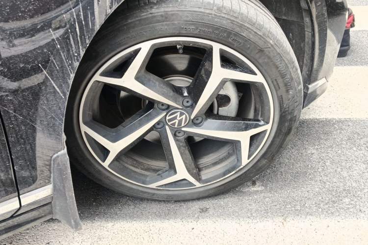 Used Volkswagen Magotan 2023 2 Million Units Commemorative Edition 330TSI DSG Luxury Version Right Front Wheel Hub