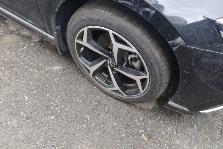 Used Volkswagen Magotan 2023 2 Million Units Limited-Edition 380TSI DSG Flagship Version Right Front Wheel Hub