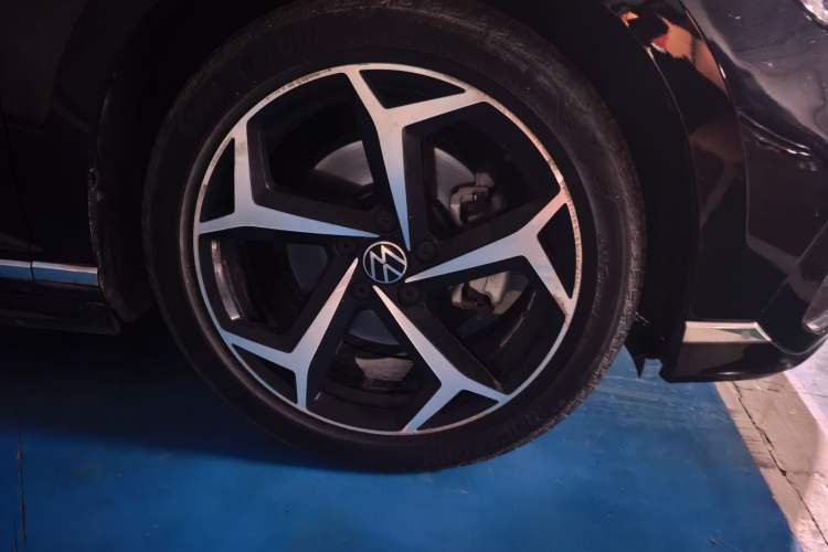 Used Volkswagen Magotan 2023 2 Million Units Limited Edition 330TSI DSG Leading Version Right Front Wheel Hub