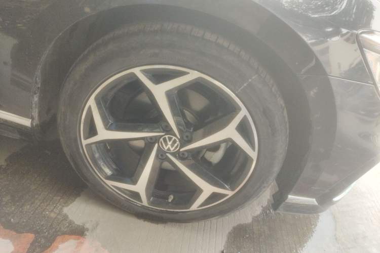 Used Volkswagen Magotan 2023 2 Million Units Commemorative Edition 330TSI DSG Luxury Version Right Front Wheel Hub