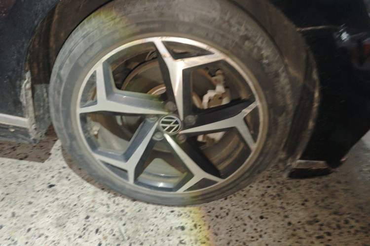 Used Volkswagen Magotan 2023 2 Million Units Commemorative Edition 330TSI DSG Luxury Version Right Front Wheel Hub