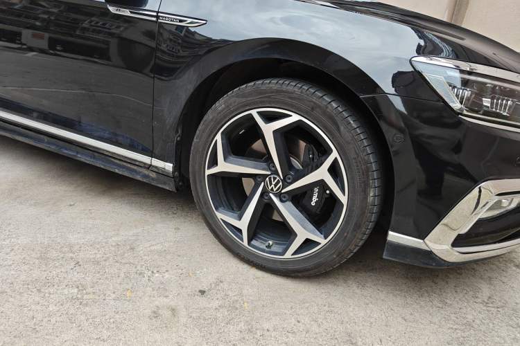Used Volkswagen Magotan 2023 2 Million Units Limited-Edition 380TSI DSG Flagship Version Right Front Wheel Hub