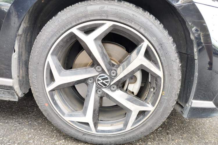 Used Volkswagen Magotan 2023 2 Million Units Limited Edition 330TSI DSG Leading Version Right Front Wheel Hub