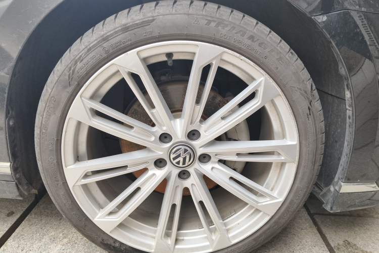Used Volkswagen Magotan 2023 2 Million Units Limited Edition 330TSI DSG Leading Version Right Front Wheel Hub