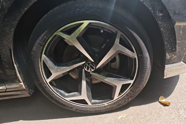 Used Volkswagen Magotan 2023 2 Million Units Limited-Edition 380TSI DSG Flagship Version Right Front Wheel Hub