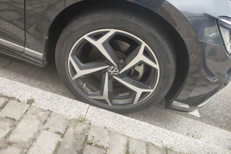 Used Volkswagen Magotan 2023 2 Million Units Commemorative Edition 330TSI DSG Luxury Version Right Front Wheel Hub