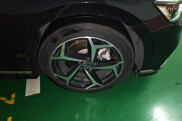 Used Volkswagen Magotan 2023 2 Million Units Commemorative Edition 330TSI DSG Luxury Version Right Front Wheel Hub