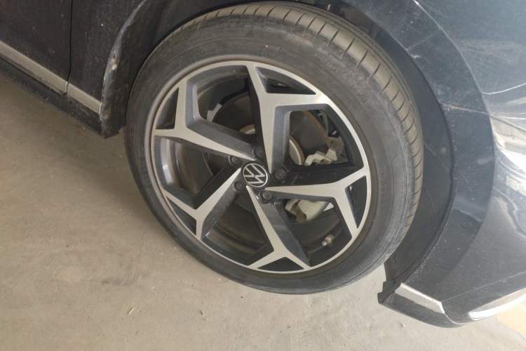 Used Volkswagen Magotan 2023 2 Million Units Commemorative Edition 330TSI DSG Luxury Version Right Front Wheel Hub