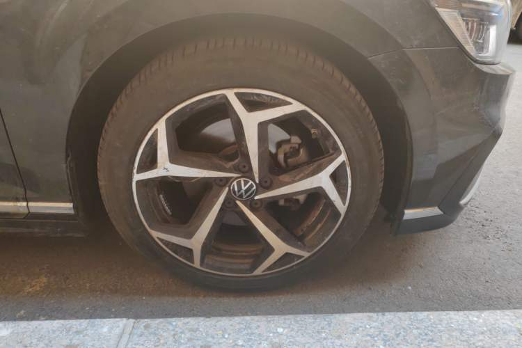 Used Volkswagen Magotan 2023 2 Million Units Commemorative Edition 330TSI DSG Luxury Version Right Front Wheel Hub
