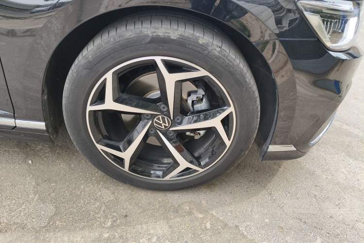 Used Volkswagen Magotan 2023 2 Million Units Limited Edition 330TSI DSG Leading Version Right Front Wheel Hub