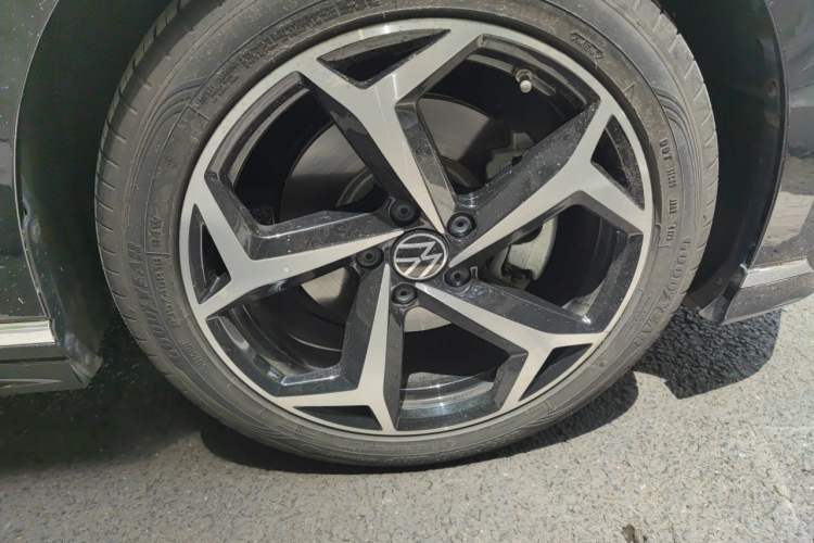 Used Volkswagen Magotan 2023 2 Million Units Commemorative Edition 330TSI DSG Luxury Version Right Front Wheel Hub