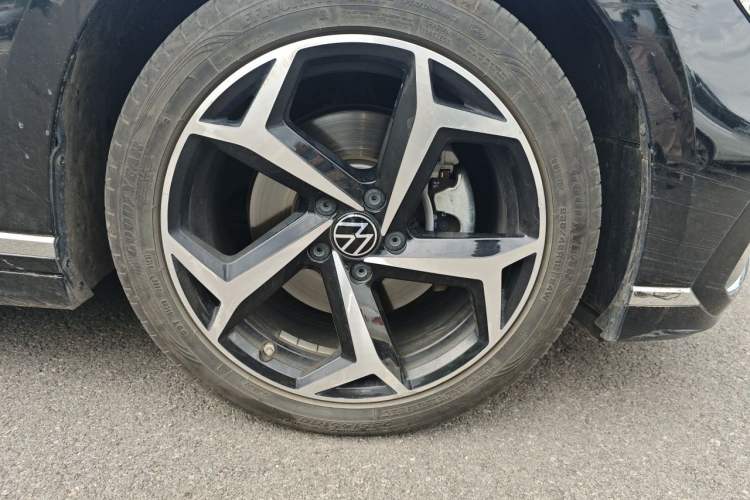 Used Volkswagen Magotan 2023 2 Million Units Commemorative Edition 330TSI DSG Luxury Version Right Front Wheel Hub