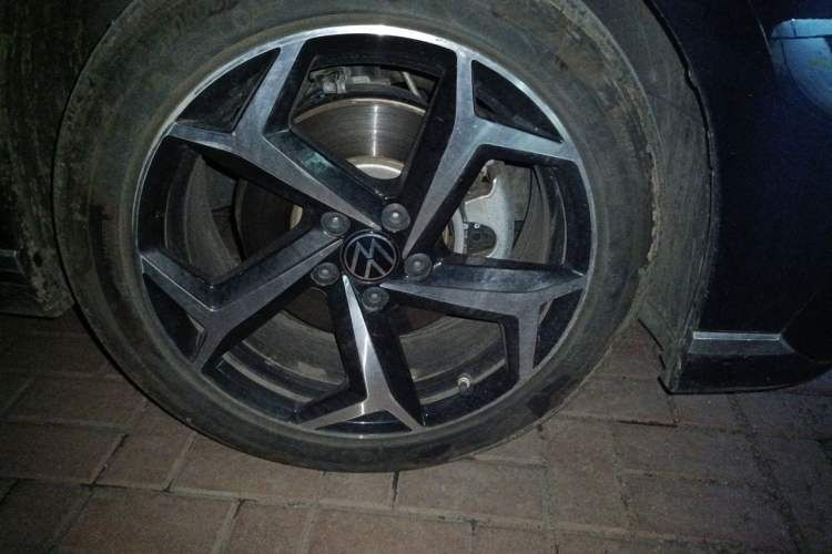 Used Volkswagen Magotan 2023 2 Million Units Commemorative Edition 330TSI DSG Luxury Version Right Front Wheel Hub