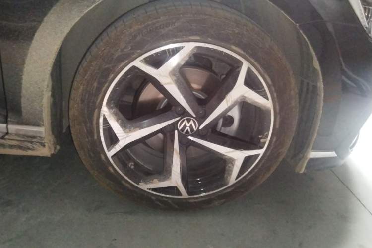 Used Volkswagen Magotan 2023 2 Million Units Commemorative Edition 330TSI DSG Luxury Version Right Front Wheel Hub