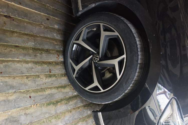 Used Volkswagen Magotan 2023 2 Million Units Commemorative Edition 330TSI DSG Luxury Version Right Front Wheel Hub