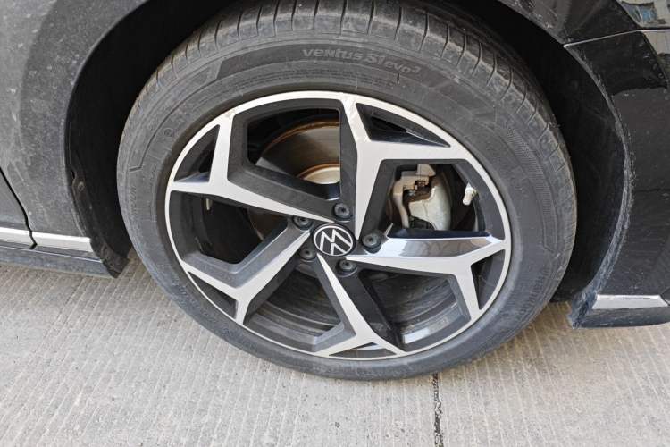 Used Volkswagen Magotan 2023 2 Million Units Commemorative Edition 330TSI DSG Luxury Version Right Front Wheel Hub